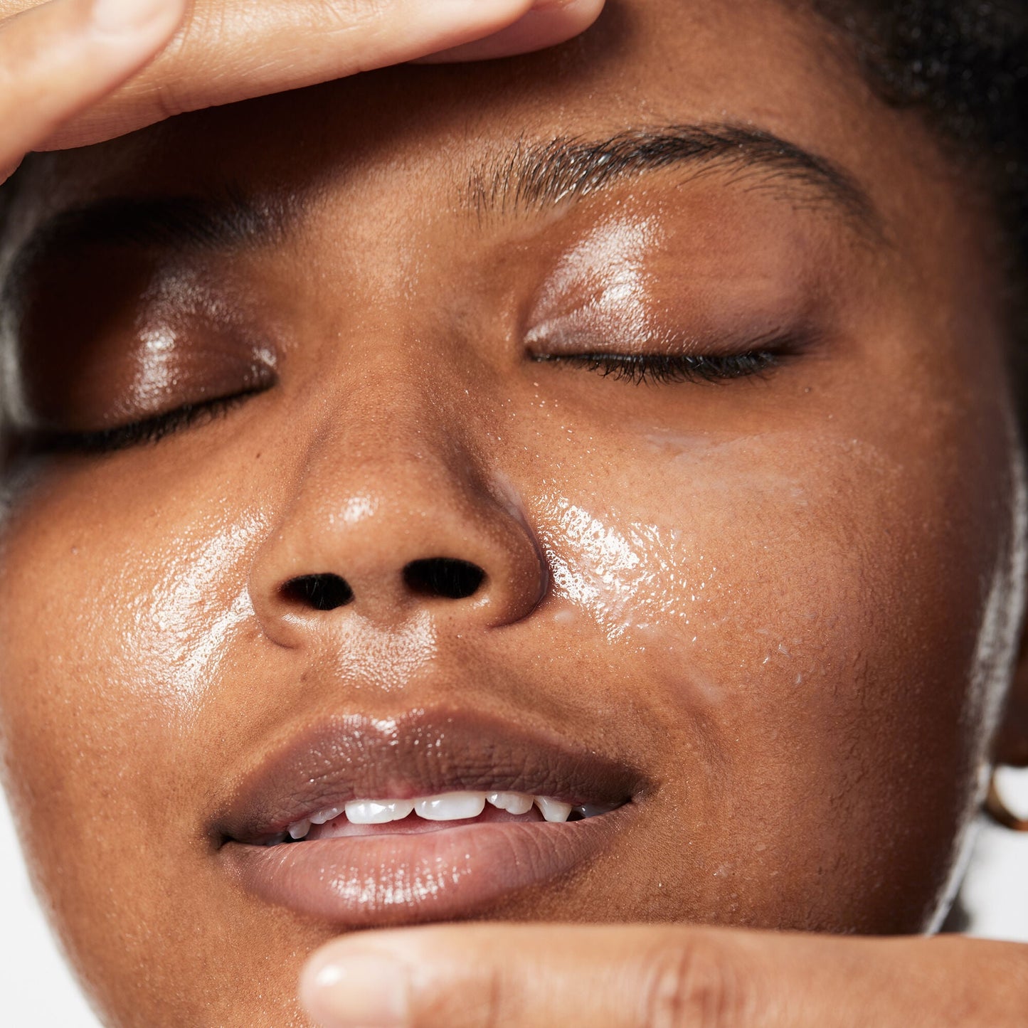 holy-hydration-makeup-melting-cleansing-balm-w8 040822_Model_HH-Cleansingbalm_044_RT2-V1_IGF_6a40ae53-ccc2-4a83-9d08-7c99f2dc2b4b.jpg