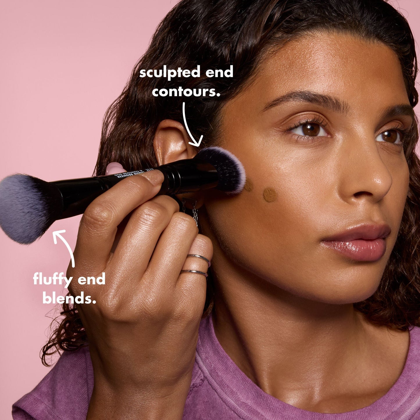 liquid-bronzer-and-contour-duo-brush-r1 0426_EDU_LiquidBronzer_ContourDuoBrush_BenefitModel.jpg