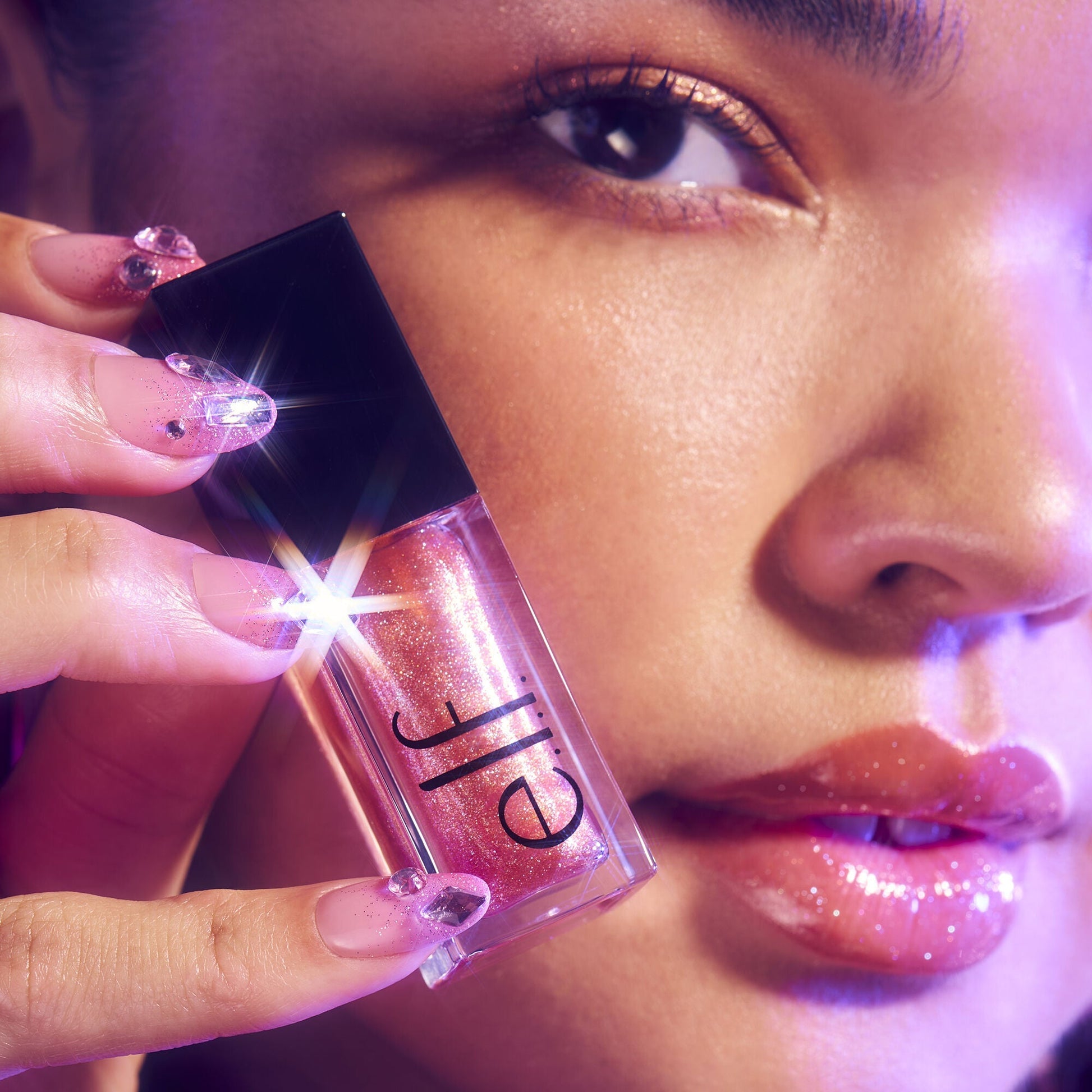 glow-reviver-plumping-lip-oil-m7 072225_Breanna_LipPlump_0391_2000x2000_0613e084-a418-44f9-b40d-c461b7a4b6db.jpg