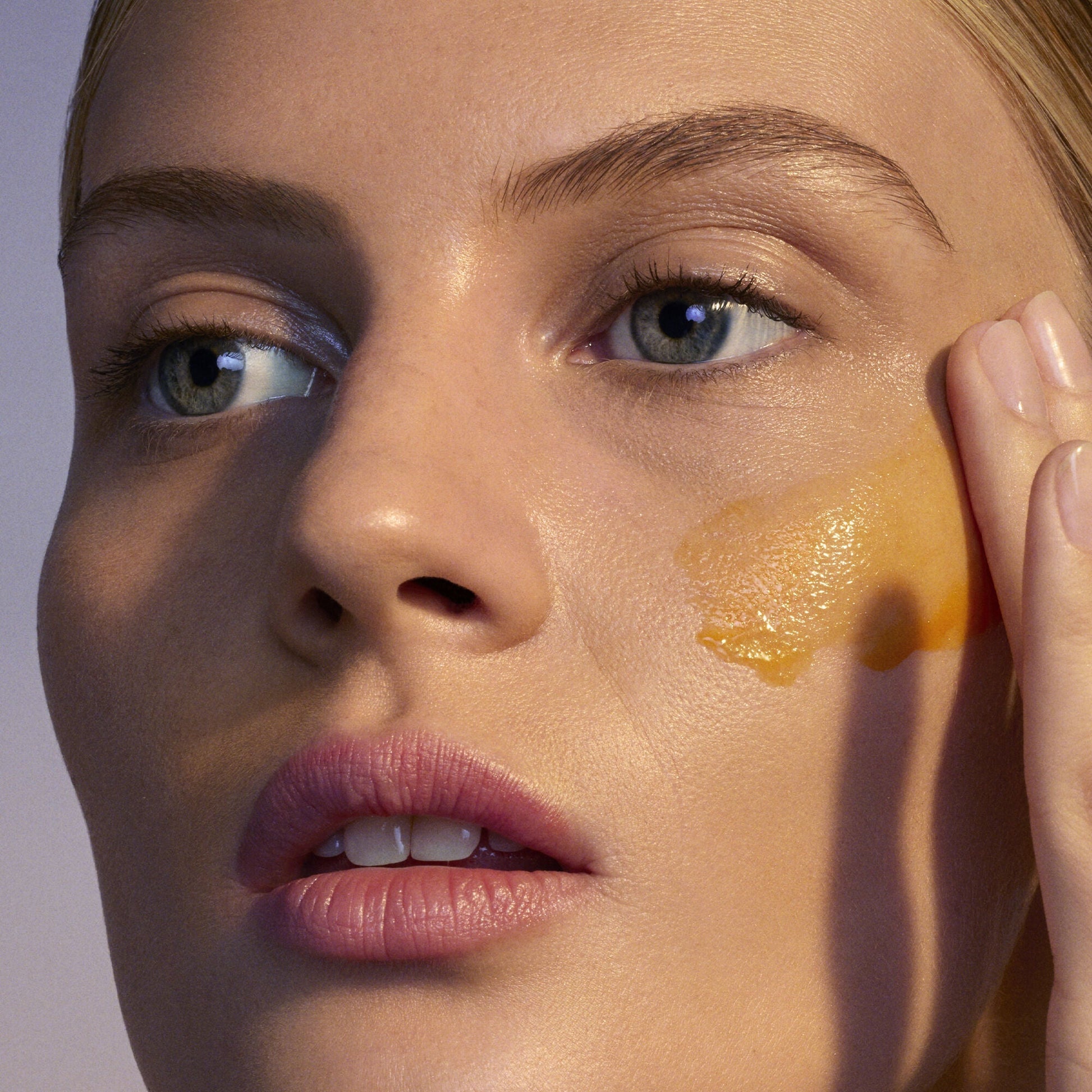 youth-boosting-advanced-night-retinoid-serum-regular-u2 080222_Florence_ANR_0403_IGF_V2.jpg