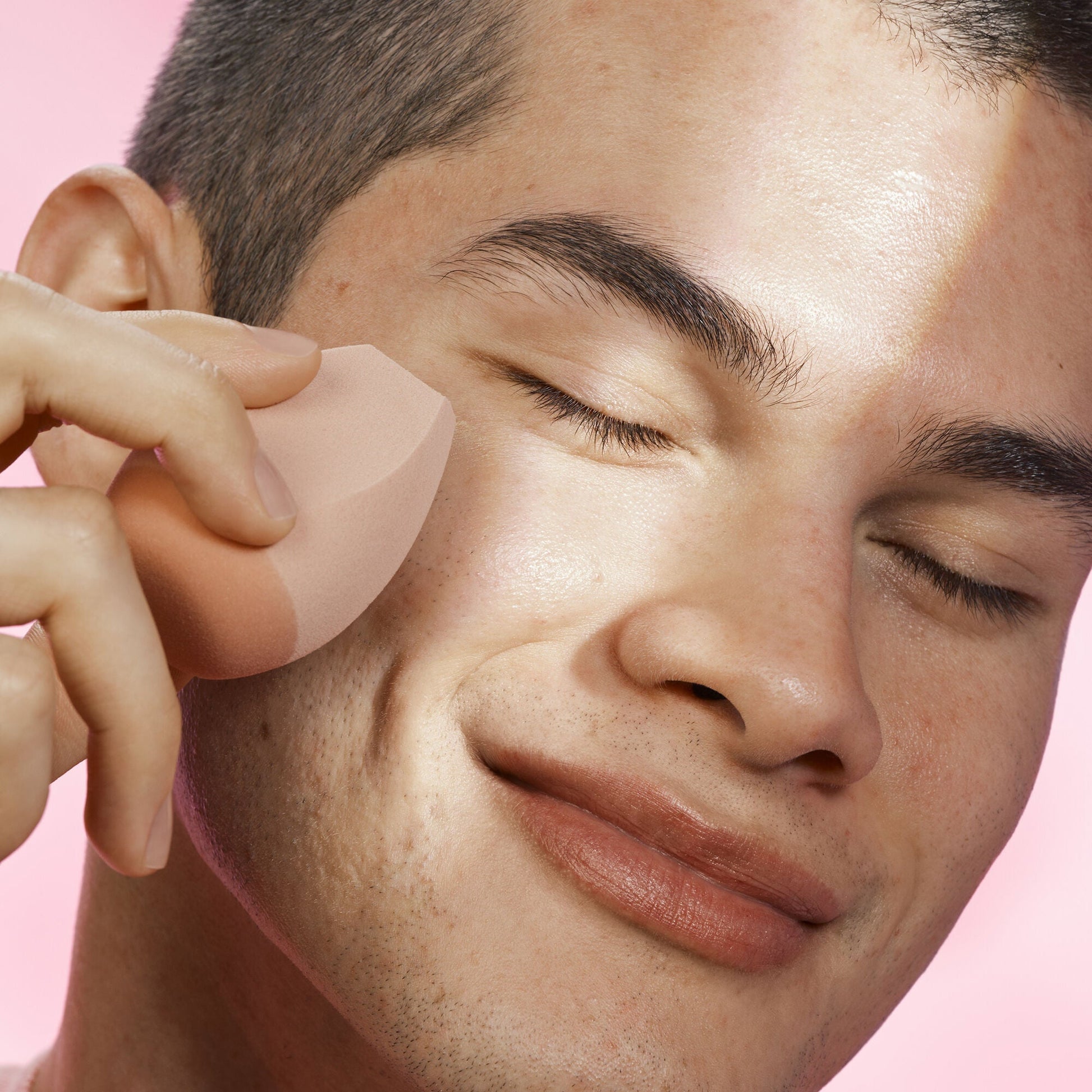 halo-glow-angled-silicone-face-sponge-b4 102124_HGST_Alfredo_Application_0134_v2_RGB_IGF.jpg