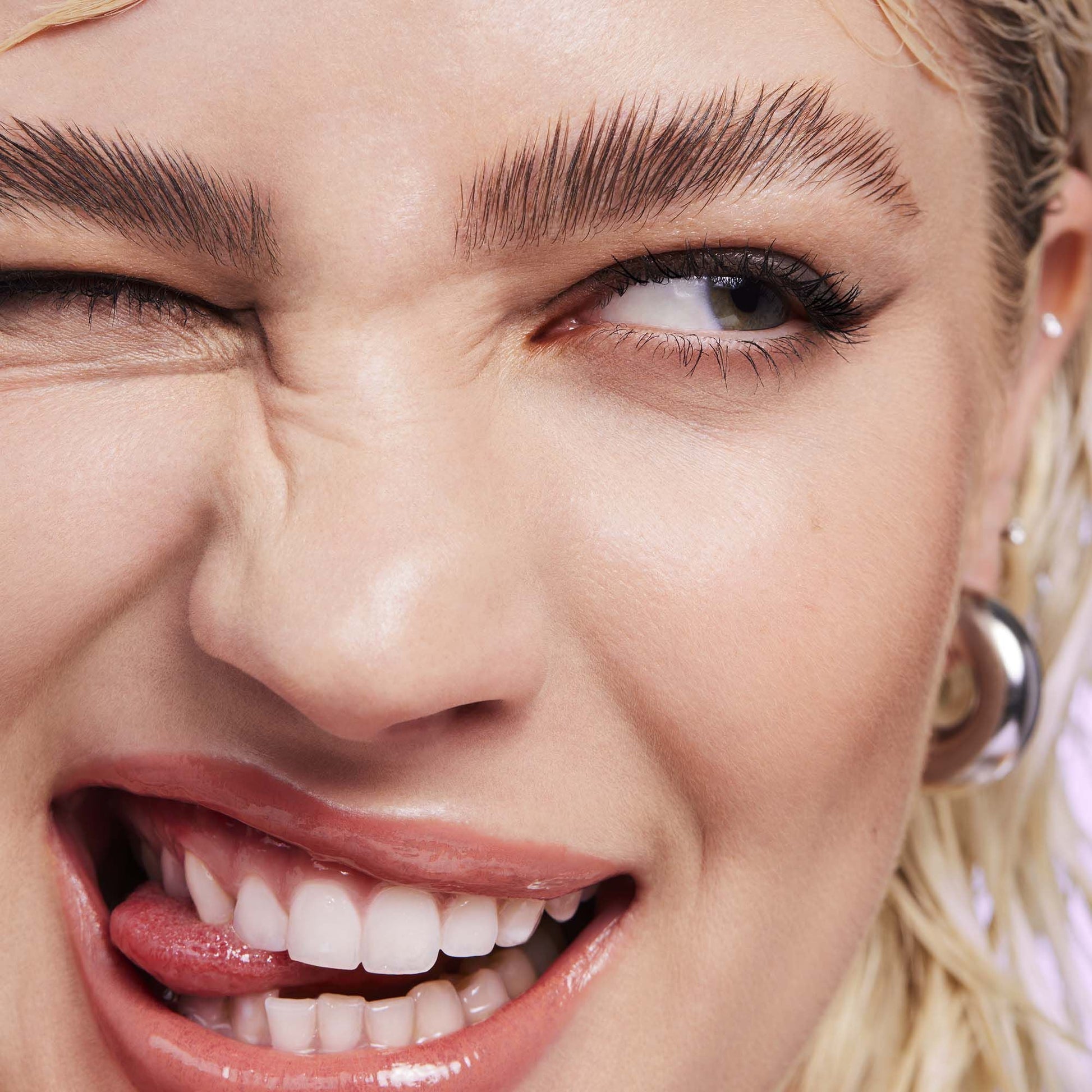 brow-laminating-gel-w3 110923_Genevieve_BrowGel_App-Vibe_6982_RGB_IGF.jpg