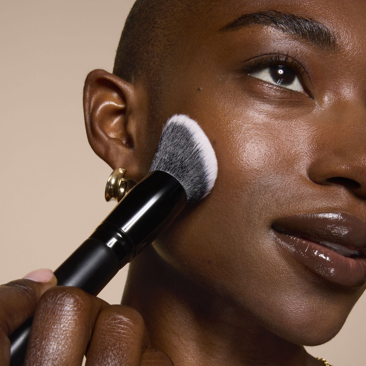 smooth-swipe-foundation-brush-y5 81456_MOM_SMOOTH_SWIPE_FOUNDATION_BRUSH_TOOL_SHOT_IYANNA_0169_V4.jpg