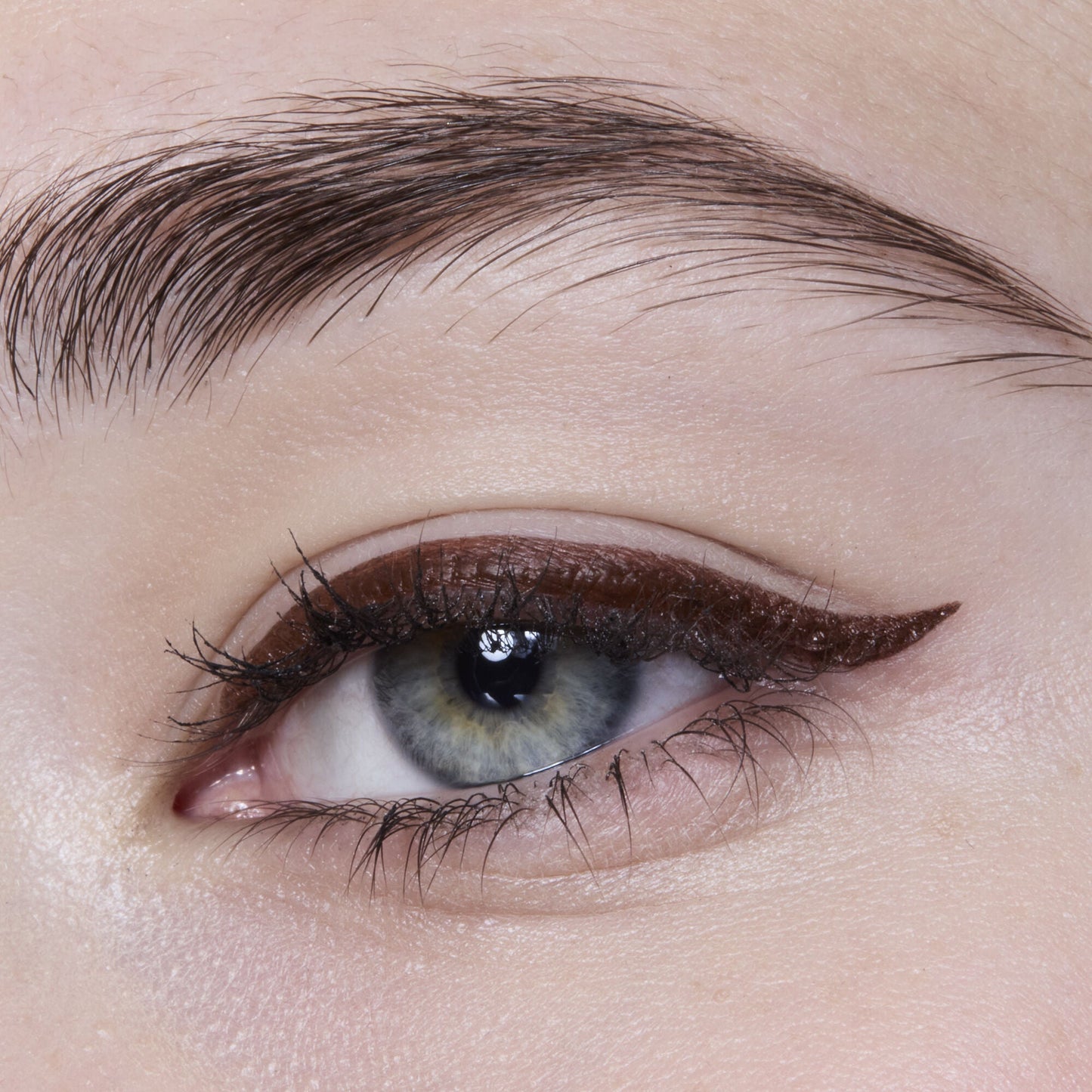 h2o-proof-eyeliner-pen-p5 81606_H20_PROOF_EYELINER_20PEN_CHESTNUT_MOM_BROWN_JORDAN_0029_v3.jpg