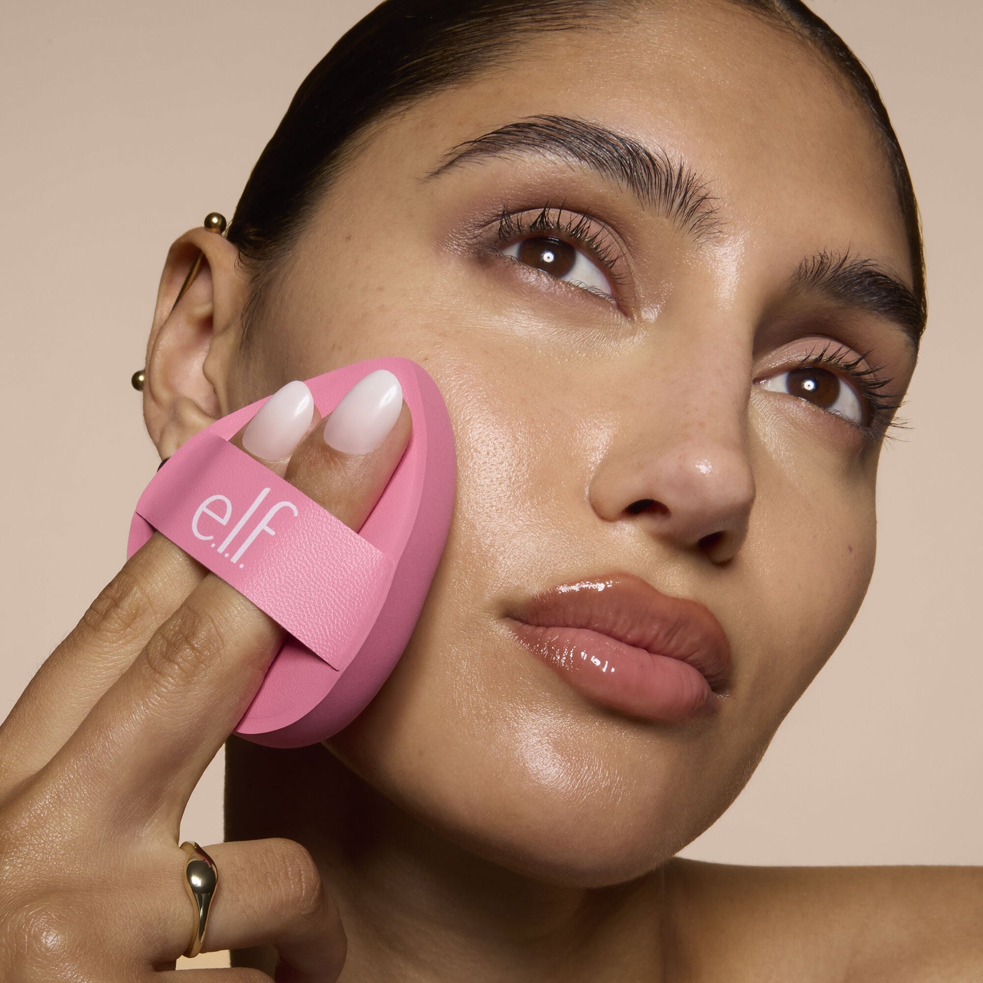 pillow-puff-foundation-sponge-p8 81838_MOM_PILLOW_PUFF_FOUNDATION_SPONGE_TOOL_SHOT_SONALI_0126_V2.jpg
