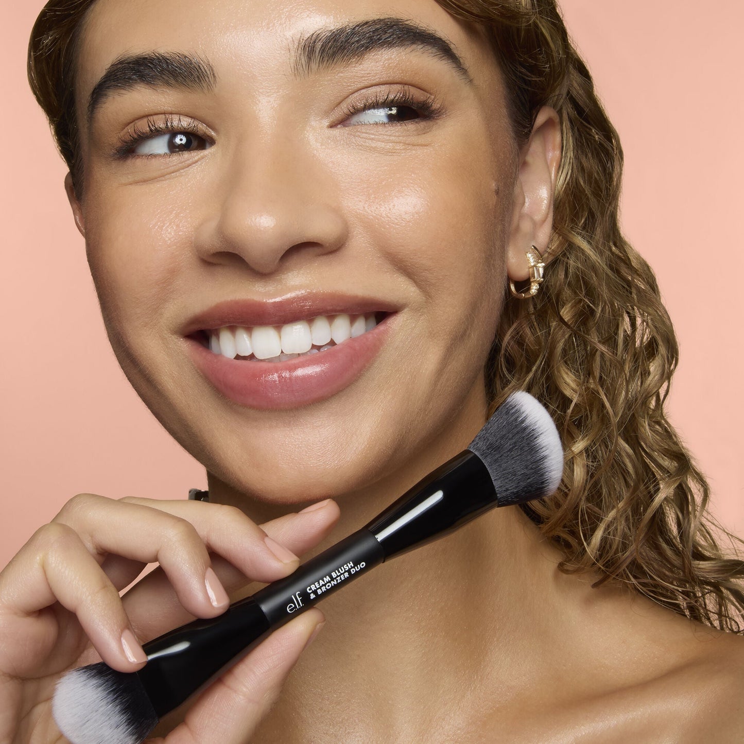 cream-blush-and-bronzer-duo-brush-r1 83857_CREAM_BLUSH_BRONZER_DUO_BRUSH_Q4_Alyssa_0103_V3_7510f340-cab5-4e94-b40f-1ad3f84fd183.jpg