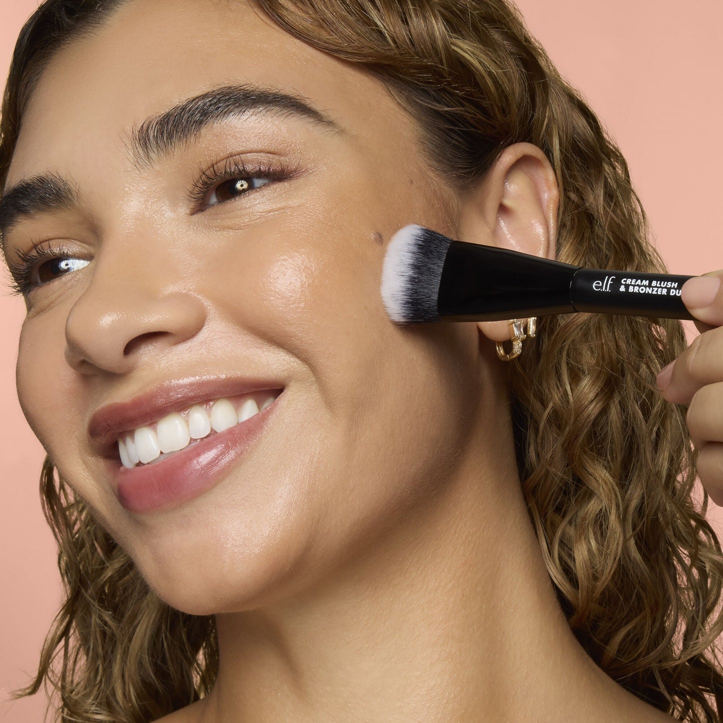cream-blush-and-bronzer-duo-brush-r1 83857_CREAM_BLUSH_BRONZER_DUO_BRUSH_Q4_Alyssa_0173_V4_388aa08a-f9a4-4160-ae36-d9cdde1f6141.jpg