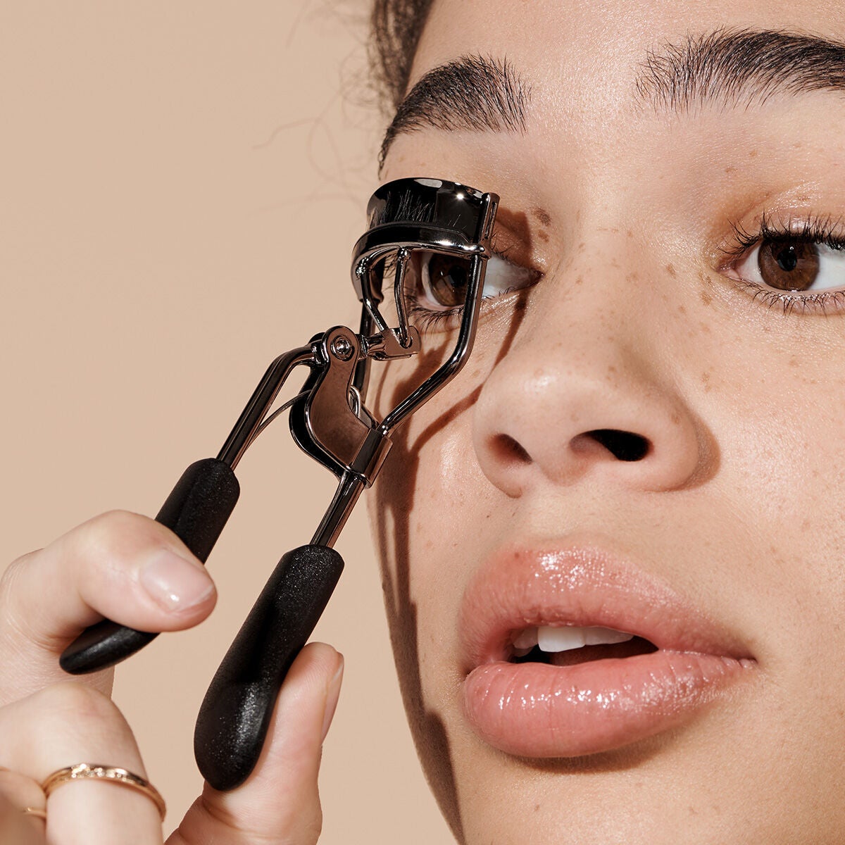 pro-eyelash-curler-r4 84067_ProEyelashCurler_Model.jpg