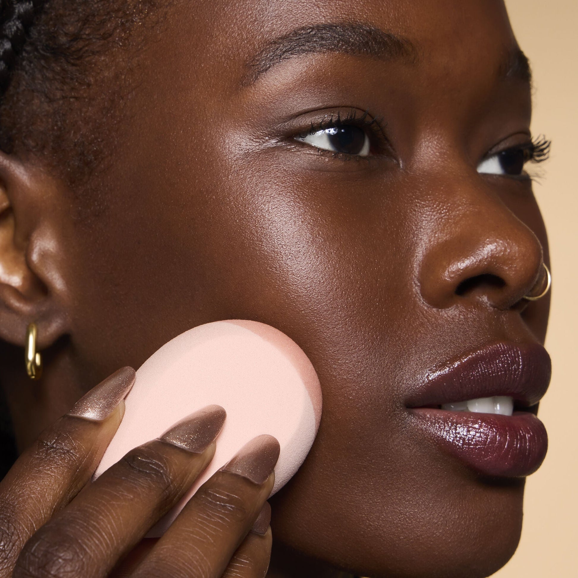 halo-glow-angled-silicone-face-sponge-b4 84235_HALO_GLOW_ANGLED_SILICONE_FACE_SPONGE_BILLIE_0078_V3.jpg