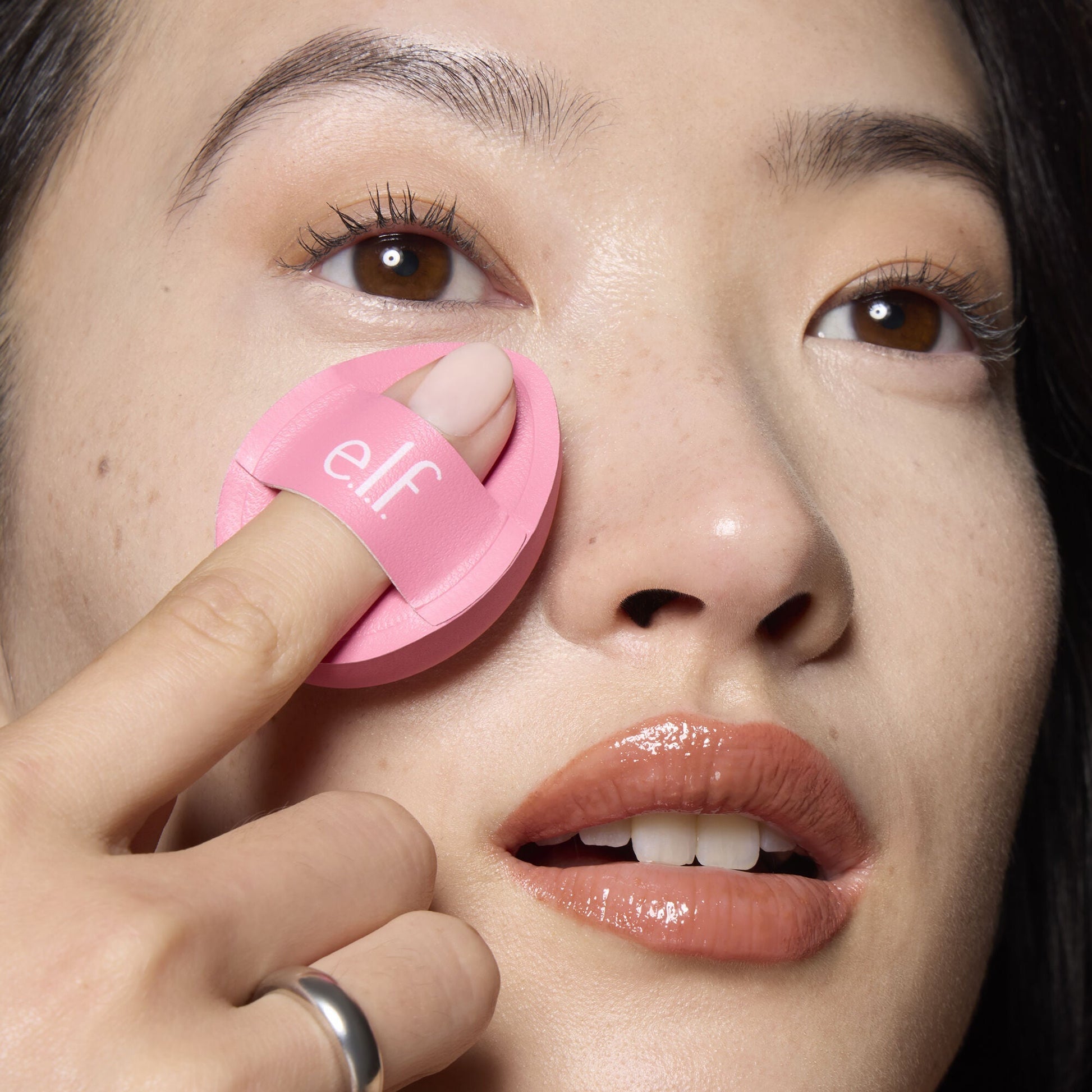pillow-puff-concealer-sponge-s3 85120_MOM_PILLOW_PUFF_CONCEALER_SPONGE_TOOL_SHOT_SAKURA_V1_0095_V3.jpg